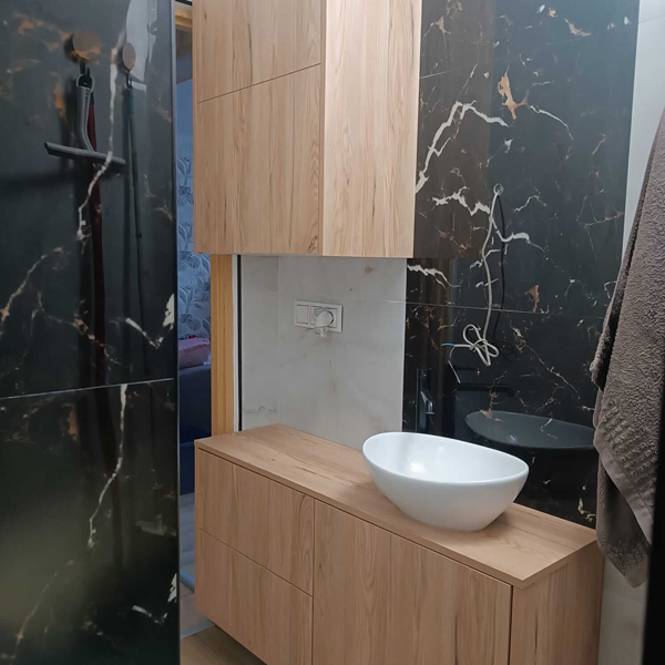 Łazienka z elementami drewna